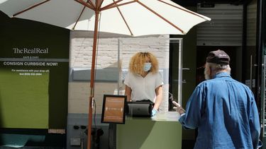 Una persona se detiene frente a una tienda de The RealReal en el barrio de Soho, en la ciudad de Nueva York, el lunes 8 de junio de 2020. 