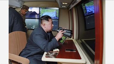 En esta foto capturada de un video tomado por KRT, de Corea del Norte, se ve al líder norcoreano Kim Jong Un supervisando las pruebas de un nuevo sistema lanzacohetes, el 1 de agosto de 2019. 