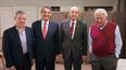 El expresidente de Colombia y premio Nobel de la Paz Juan Manuel Santos, al autor vivo más aclamado de Nicaragua, Sergio Ramírez, al ministro de Relaciones Exteriores de Colombia, Álvaro Leyva, y al expresidente de España, Felipe González, posando para una foto durante una reunión en Madrid, el 21 de febrero de 2023.