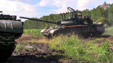 En esta imagen, tomada de un video distribuido por el Ministerio de Defensa de Rusia el 10 de agosto de 2024, tanques del ejército ruso toman posiciones en una zona de la región de Kursk, Rusia. (AP)