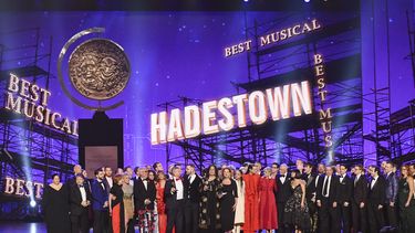 La compañía de Hadestown recibe el premio a mejor musical en la 73 entrega anual de los premios Tony en Radio City Music Hall el 9 de junio de 2019 en Nueva York.&nbsp;