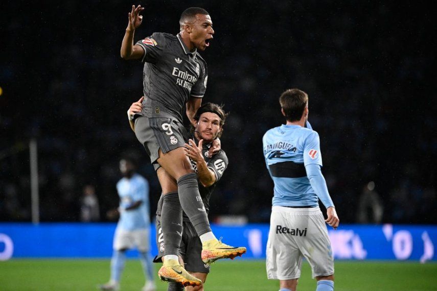 El delantero francés del Real Madrid #09 Kylian Mbappé celebra marcar el gol inicial, con el defensa español del Real Madrid #20 Francisco García, durante el partido de fútbol de la liga española entre el RC Celta de Vigo y el Real Madrid CF en el estadio de Balaidos en Vigo. el 19 de octubre de 2024.&nbsp;