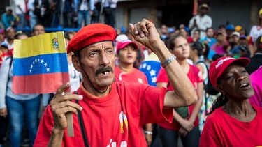 &nbsp;Un grupo de personas participa en una marcha en las inmediaciones del palacio de Miraflores para conmemorar el quinto aniversario del fallecido presidente venezolano Hugo&nbsp;Chávez.&nbsp;