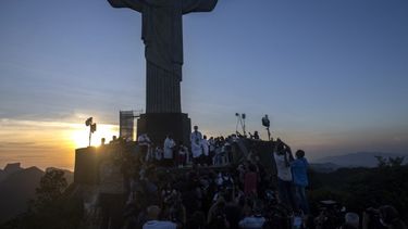 En esta foto de archivo tomada el 18 de enero de 2021 Therezinha da Conceicao (CL), de 80 años, y Dulcineia da Silva (CR), de 59, son inoculadas con la vacuna CoronaVac de Sinovac Biotech contra el coronavirus COVID-19 en la estatua del Cristo Redentor, en la montaña Corcovado en Río de Janeiro, Brasil, el 18 de enero de 2021.
