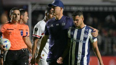 El venezolano Miguel Navarro (derecha), del club argentino Talleres, abandona el campo tras una derrota sufrida en un juego de la Copa Libertadores ante el Sao Paulo, el 27 de mayo de 2025.