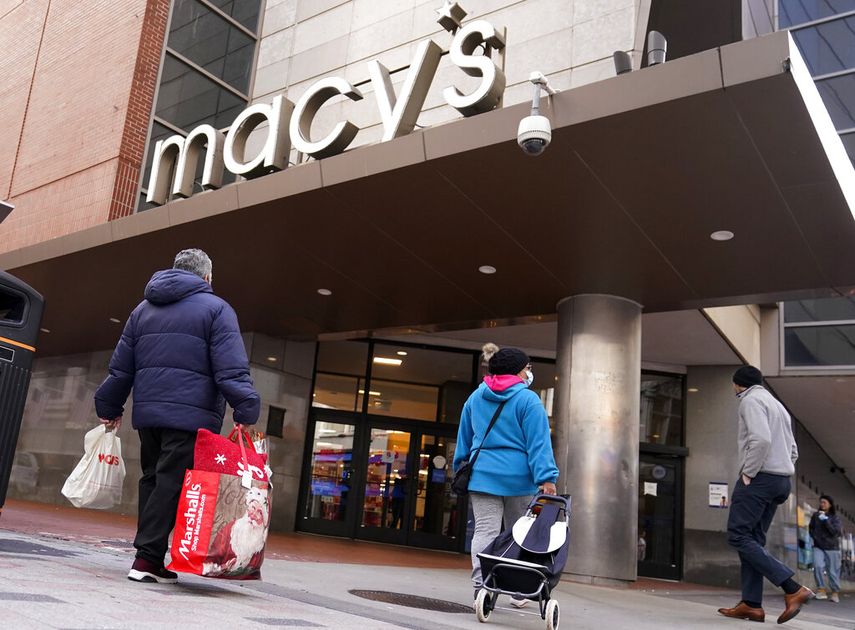 Clientes se dirigen hacia una tienda de la cadena Macys.