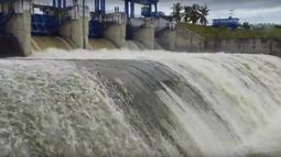 La presa Zaza, el mayor embalse de Cuba, alivia sus aguas tras recibir el beneficio de las lluvias que dejó el huracán Irma.