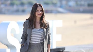 La actriz francesa Juliette Binoche posa para los medios el 18 de septiembre de 2022 en San Sebastián (España). La intérprete recibirá el Goya Internacional 2023.