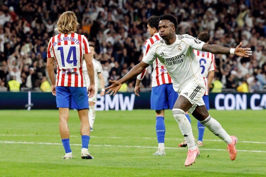 El delantero brasileño del Real Madrid, Vinícius Júnior, número 07, celebra el tercer gol de su equipo durante el partido de la liga española entre el Real Madrid CF y el Club Atlético de Madrid en el estadio Santiago Bernabéu de Madrid, el 22 de marzo de 2026.
