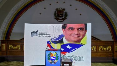 La imagen del supuesto testaferro Alexander Saab se proyecta en una pantalla en la Asamblea Nacional, en Caracas el 16 de octubre de 2021, antes de una conferencia de prensa.