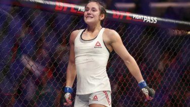 La mexicana Alexa Grasso reacciona luego de derrotar a Karolina Kowalkiewicz en UFC 238, el 8 de junio de 2019.