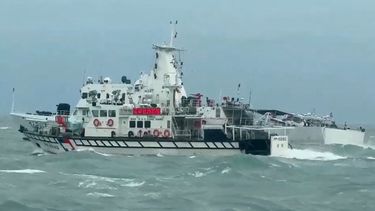 Una foto de la Guardia Costera de Taiwán del 1 de abril de 2025 muestra un barco de la Guardia Costera de Taiwán (frente) y un barco de la Guardia Costera china (detrás) navegando en aguas frente a las islas Matsu en Taiwán.