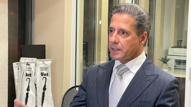 Alberto Carvalho habla con la prensa.