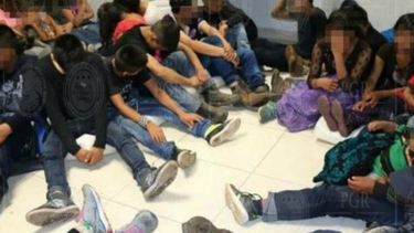 Al realizar la revisión del lugar, los agentes encontraron 133 personas extranjeras hacinadas -incluidos 34 menores.