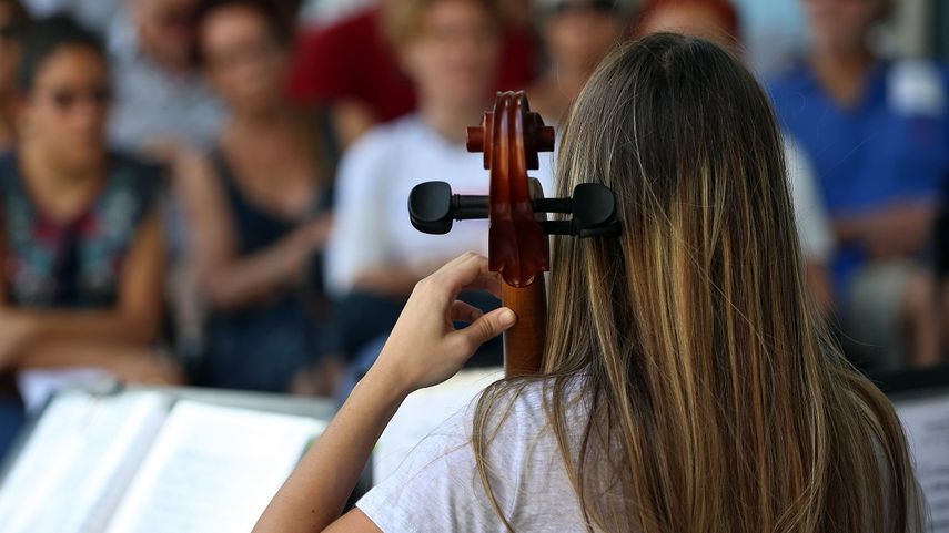Jóvenes músicos interpretan&nbsp;música&nbsp;de Mozart el sábado 24 de febrero, en un portal del centro histórico de La Habana Vieja, Cuba.