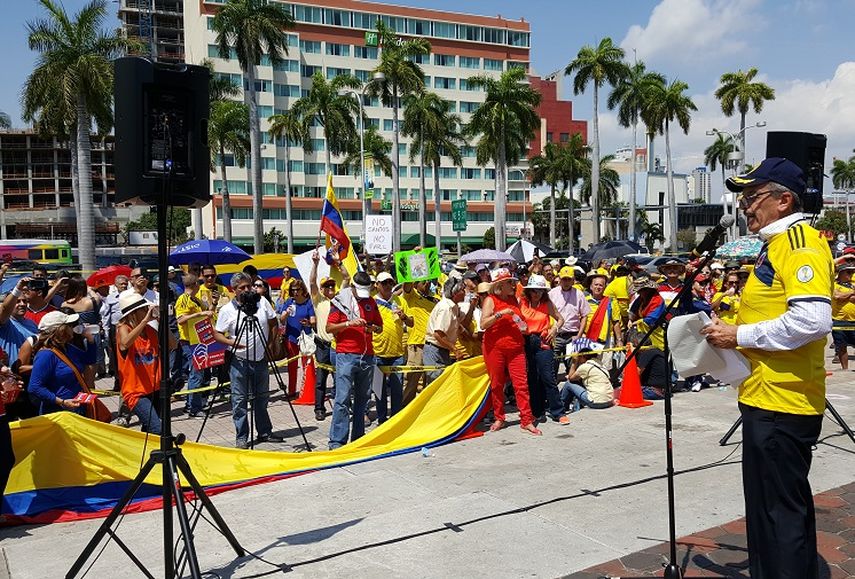 El coronel Luis Alfonso Plazas Vegas se dirige a los manifestantes concentrados La plaza de la Antorcha de la Amistad, en Bayfront Park.