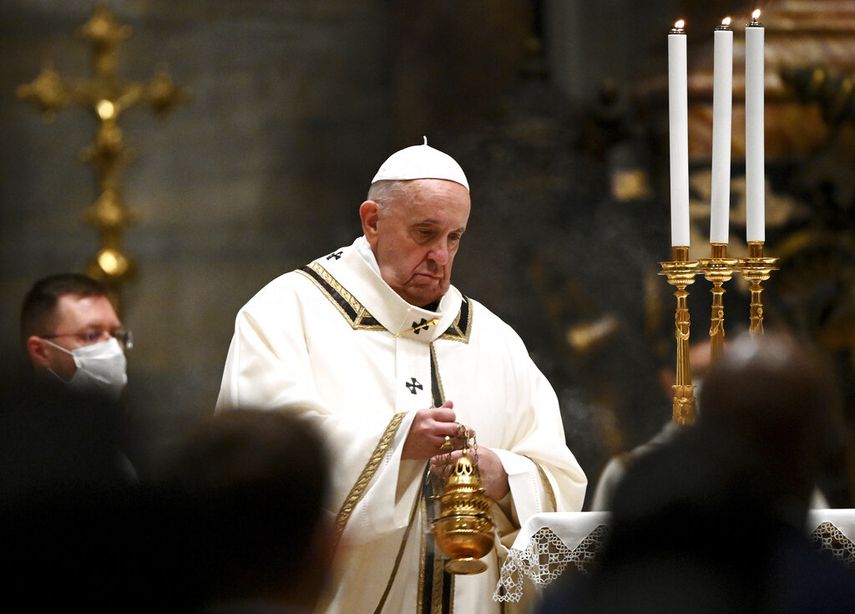 El papa Francisco oficia misa en vísperas de Navidad el jueves 24 de diciembre del 2020 en la Basílica de San Pedro, en el Vaticano.