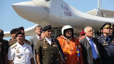 Fotografía cedida por Prensa del Ministerio de Defensa de Venezuela, donde se observa al ministro de Defensa venezolano, Vladimir Padrino López (c-i), quien recibe una delegación militar rusa el 10 de diciembre del 2018 en el aeropuerto de Maiquetía.