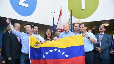 Carlos vecchio de Voluntad Popular muestra la medalla de la Libertad entregada por el gobernador de Florida, Rick Scott.&nbsp;