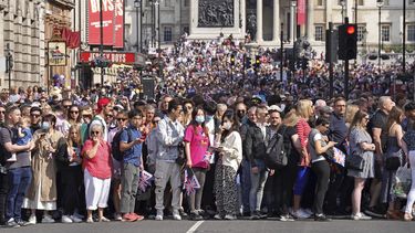 Una multitud reunida cerca de Trafalgar Square en Londres el jueves 2 de junio de 2022, en el primero de cuatro días de celebraciones por el Jubileo de Platino de la reina Isabel II por sus 70 años de servicio.&nbsp; 