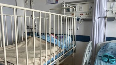 Esta imagen publicada por la Presidencia colombiana muestra a uno de los cuatro niños indígenas que fueron encontrados vivos después de estar perdidos durante 40 días en la selva amazónica colombiana después de un accidente aéreo descansando en una cama de hospital en Bogotá el 10 de junio de 2023.