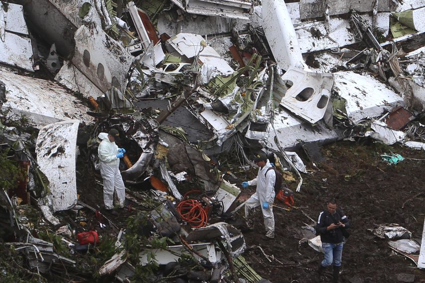 La impactante escena, compuesta por un avión totalmente desintegrado