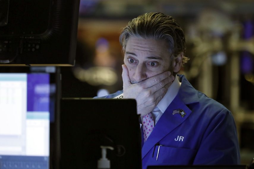 El corredor accionario John Romolo observa un monitor en la Bolsa de Valores de Nueva York, el jueves 5 de marzo de 2020.