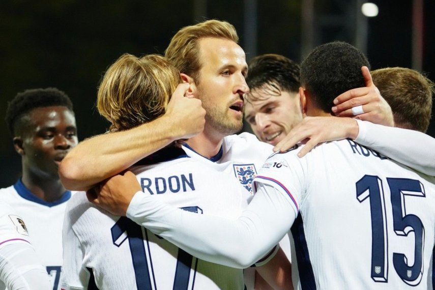 El centrocampista de Inglaterra #17 Anthony Gordon (2o L) celebra el gol de apertura con sus compañeros de equipo, incluido el delantero de Inglaterra # 09 Harry Kane (C) durante el partido de fútbol de clasificación para la Copa Mundial de 2026 entre Letonia e Inglaterra en el estadio Daugava en Riga, Letonia, el 14 de octubre de 2025,&nbsp;