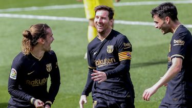 Antoine Griezmann (izquierda) celebra tras marcar el segundo gol del Barcelona en la victoria 2-1 ante el Villarreal por la Liga española, el domingo 25 de abril de 2021.&nbsp;