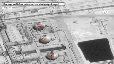 Esta imagen suministrada el domingo 15 de septiembre de 2019 por el gobierno de Estados Unidos y DigitalGlobe y con notas de la fuente, muestra da&ntilde;os a la infraestructura de una planta de Saudi Aramco en Buqyad, Arabia Saud&iacute;.&nbsp;