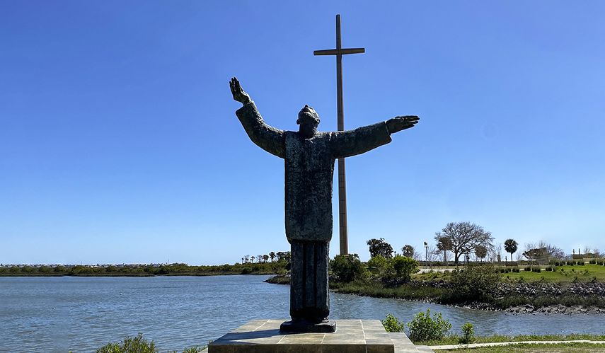 Sobre un pedestal de cuatro escalones descansa una sobrecogedora escultura del sacerdote López de Mendoza Grajales, muy cerca de una enorme cruz.