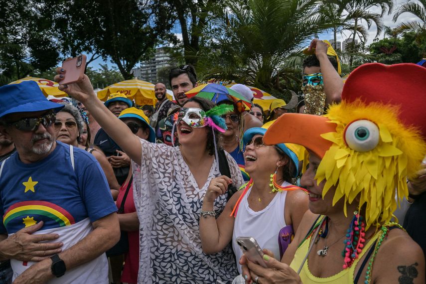 Asistentes posan para una selfie mientras participan en el carnaval callejero Galo da Madrugada (Gallo del Amanecer) en Sao Paulo, Brasil, el 17 de febrero de 2026.