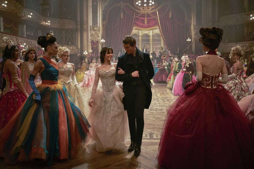 En esta imagen difundida por Amazon, Camila Cabello y Nicholas Galitzine, en el centro, en una escena de Cenicienta.