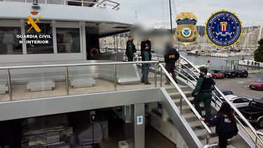 Agentes de la Guardia Civil y del FBI durante el registro en el interior del yate ruso Tango.