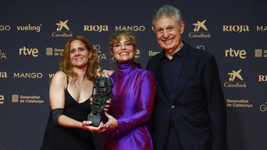 La realizadora argentina Dolores Fonzi (c) gana el Goya a mejor pelicula iberoamericana por Belén.