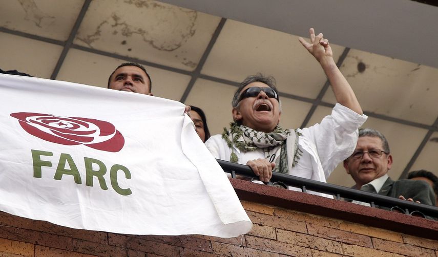 El líder del partido político FARC Seuxis Paucias Hernández, alias Jesús Santrich, se asoma al balcón de la sede política luego de ser liberado por la Fiscalía colombiana en Bogotá.