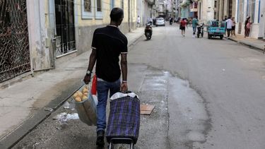 Un hombre lleva un carro de la compra con una bolsa llena de pan, en La Habana, Cuba, el lunes 11 de marzo de 2024. 