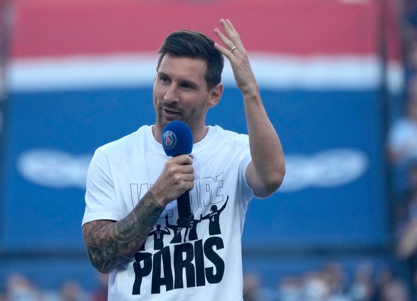 El astro del PSG Lionel Messi habla durante la presentación de jugadores antes de un partido de la liga francesa contra Estrasburgo en el estadio Parc des Princes en París, el sábado, 14 de agosto del 2021.