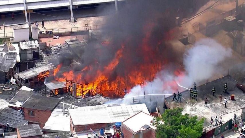 Los bomberos desplegaron a más de 60 efectivos y 20 vehículos para combatir el fuego en la favela Paraisópolis.
