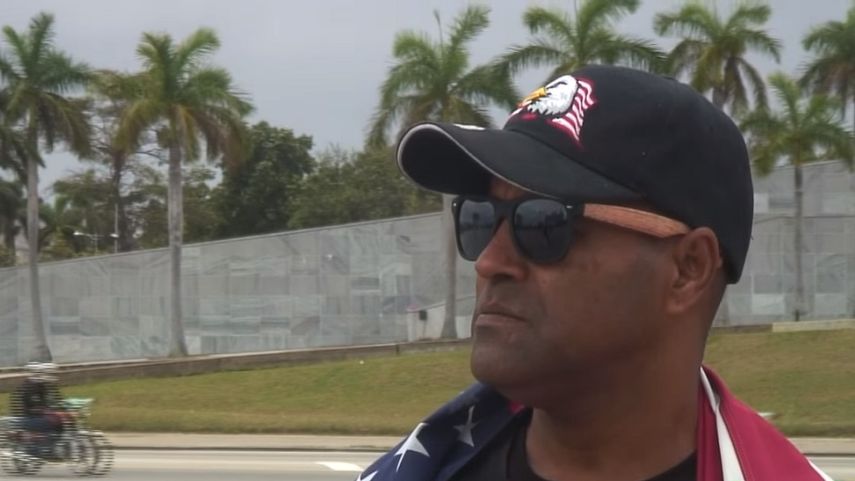 Al opositor cubano Daniel Llorente Miranda, retenido desde el 1 de mayo cuando corrió con una bandera de los EEUU por la Plaza de la Recolución, el régimen de Castro lo mantiene internado desde el 27 de mayo pasado en una sala del hospital psiquiátrico de La Habana.