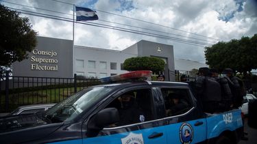 Una patrulla de la Policía vigila el edificio del Consejo Supremo Electoral, en Managua, Nicaragua.