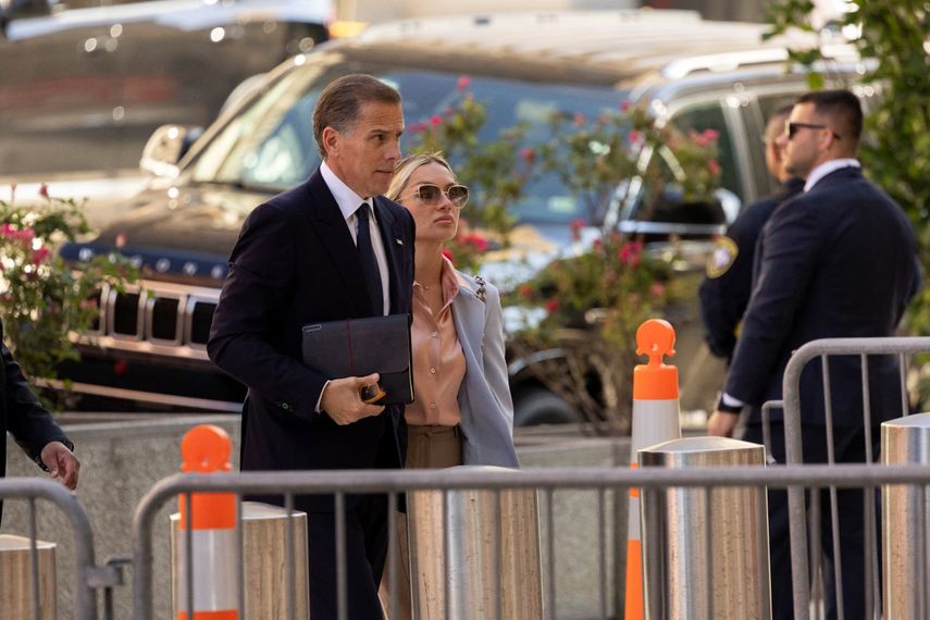Hunter Biden acompañado de su esposa arriba al tribunal de justicia.&nbsp;