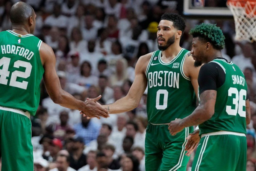 Jayson Tatum estrecha la mano del dominicano Al Horford, su compañero en los Celtics de Boston, durante la victoria sobre el Heat de Miami, el martes 23 de mayo de 2023&nbsp;