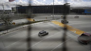 Varios autos circulan hacia el sur para cruzar de San Diego a Tijuana, M&eacute;xico, por el que suele ser uno de los pasos fronterizos terrestres m&aacute;s concurridos del mundo, el 19 de marzo de 2020, en San Diego, California.&nbsp;