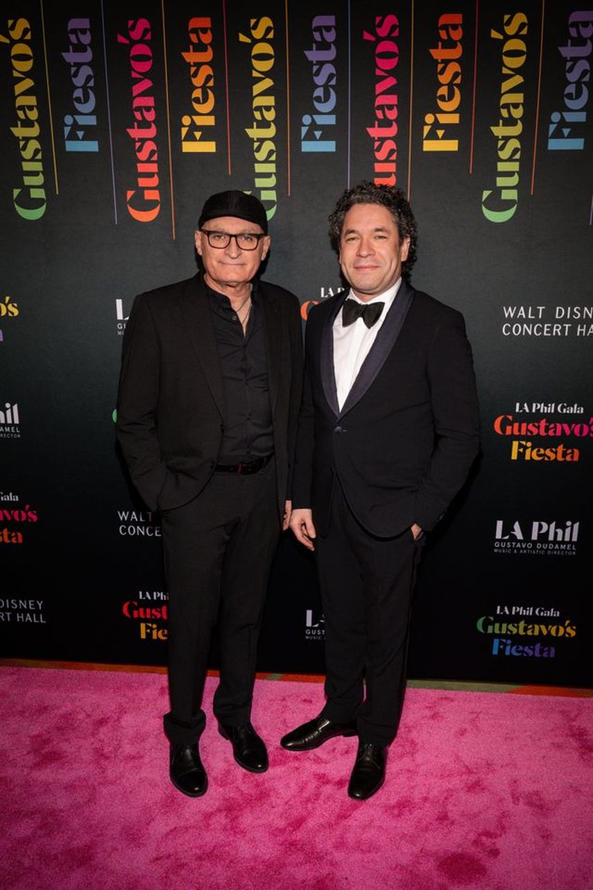 El Director Musical y Artístico venezolano Gustavo Dudamel y su padre, el músico Óscar Dudamel, a su llegada a la Fiesta de Gustavo, evento que celebró su trayectoria junto a la Filarmónica de Los Ángeles, el 14 de octubre de 2025. 