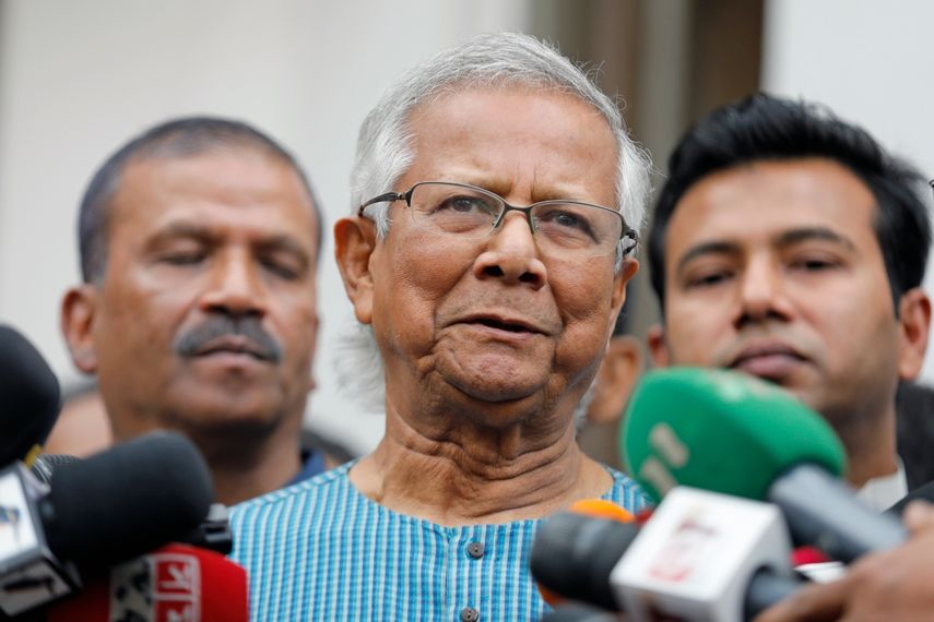 El premio Nobel Muhammad Yunus habla con los medios de comunicación después de que un tribunal le concediera la libertad bajo fianza en un caso de malversación de fondos, en Daca, Bangladesh, el domingo 3 de marzo de 2024