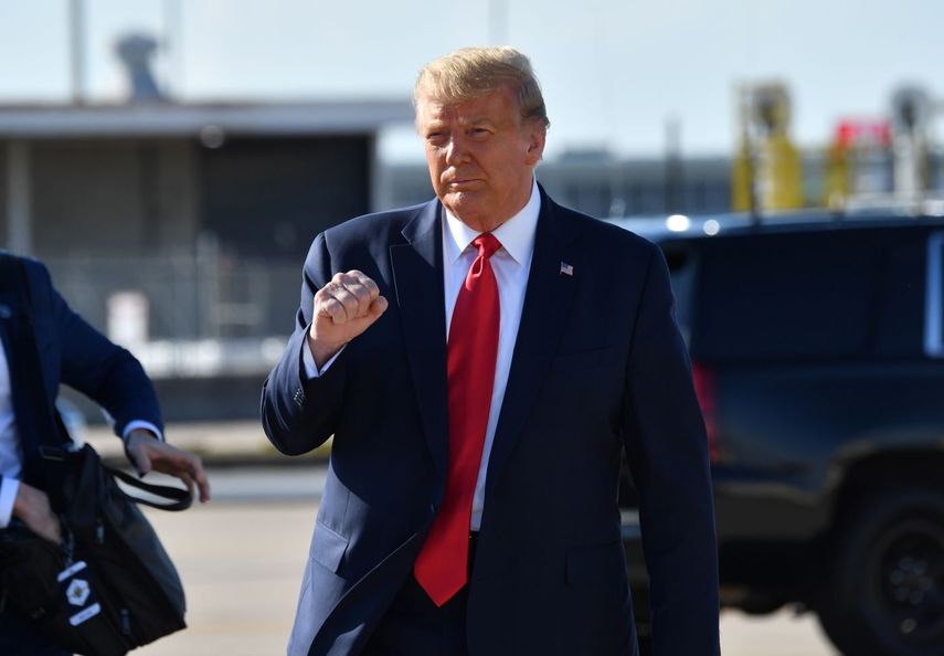 El expresidente Donald Trump saluda a seguidores.