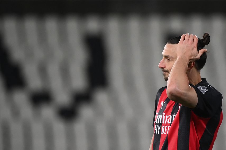 Zlatan Ibrahimovic, jugador del AC Milán debe decidir su futuro en el fútbol