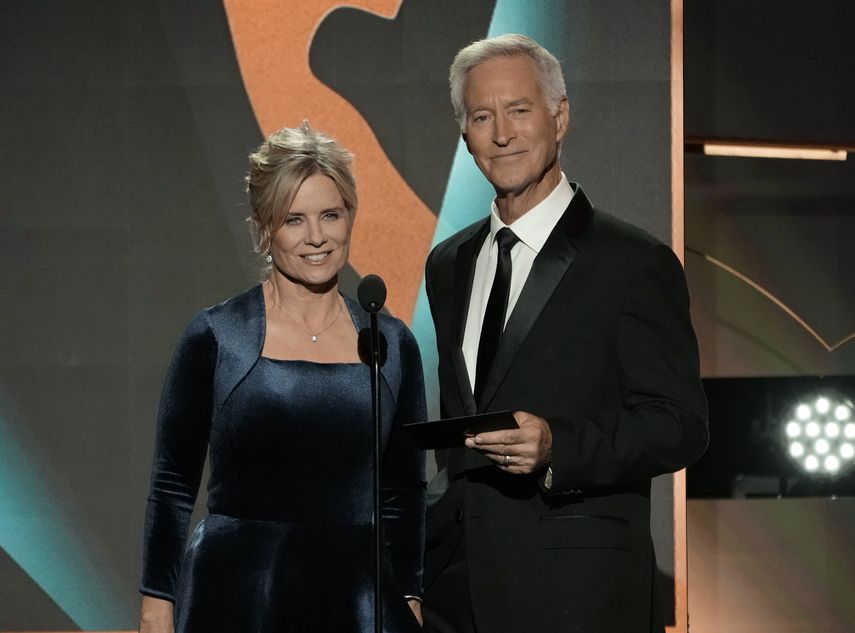 Mary Beth Evans y el actor Drake Hogestyn presentan el premio al presentador destacado de una serie de entrevistas diurnas durante la 50 edición de los premios Emmy el 15 de diciembre de 2023 en Los Ángeles.
