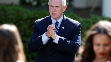 El vicepresidente Mike Pence habla con asistentes después de un Día Nacional de Oración de la Casa Blanca en la Rosaleda de la Casa Blanca el jueves 7 de mayo de 2020 en Washington. 